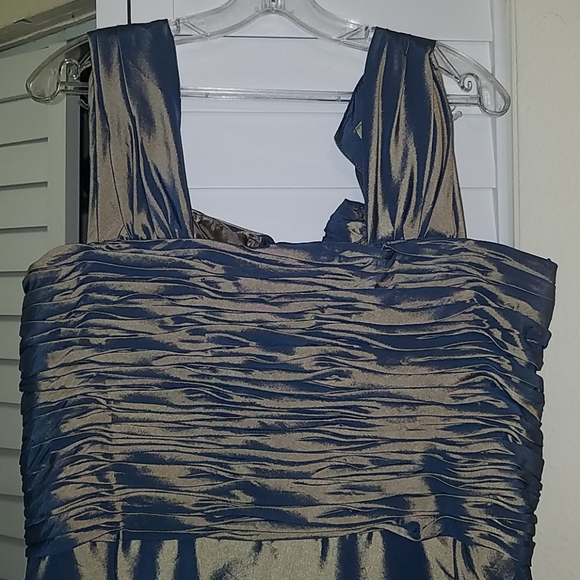 Dress - Picture 5 of 8